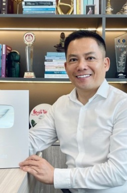 Chuyên Gia Phong Thủy Nguyễn Ngoan: Vượt Qua Thử Thách Đạt Nút Bạc YouTube Toàn Cầu Và Giải Thưởng Thương Hiệu Quốc Gia 2024